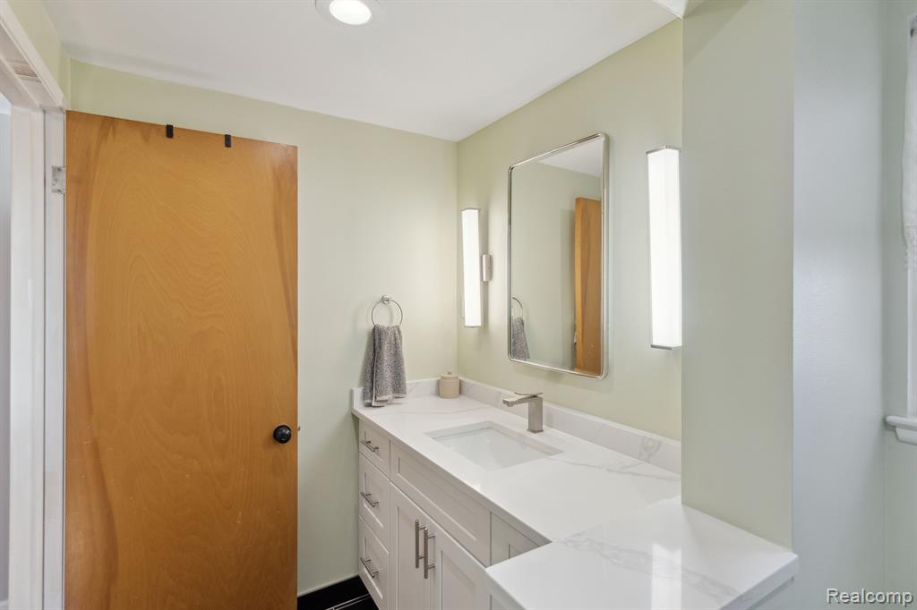 8612 PALOMINO Drive, Commerce Twp, MI 48382 — Photo 16