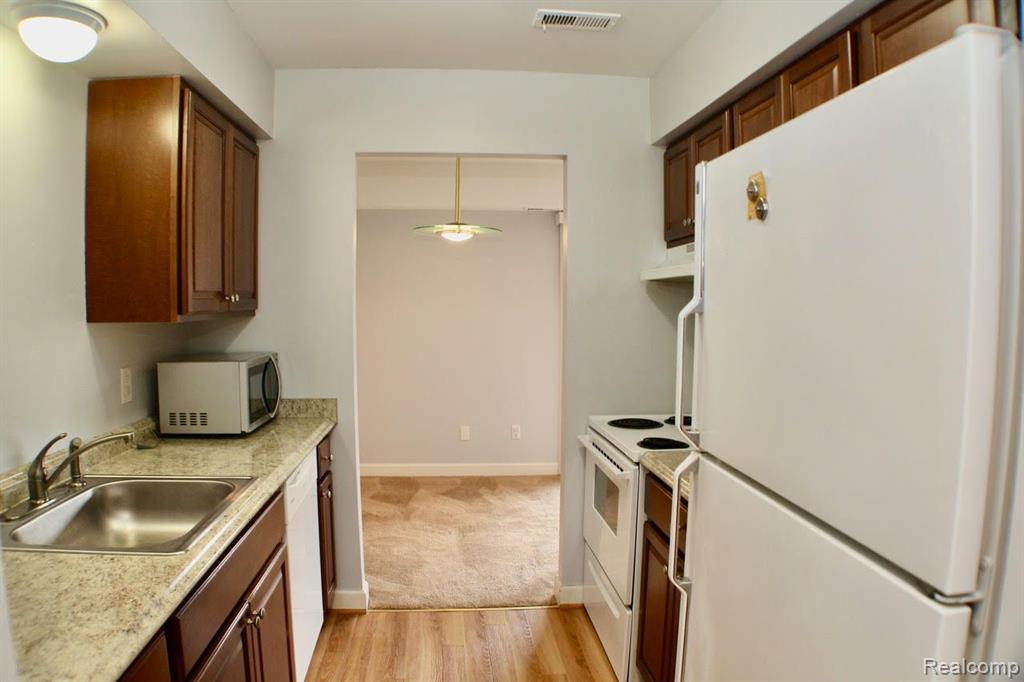 30060 W 12 MILE Road, 94, Farmington Hills, MI 48334 — Photo 9
