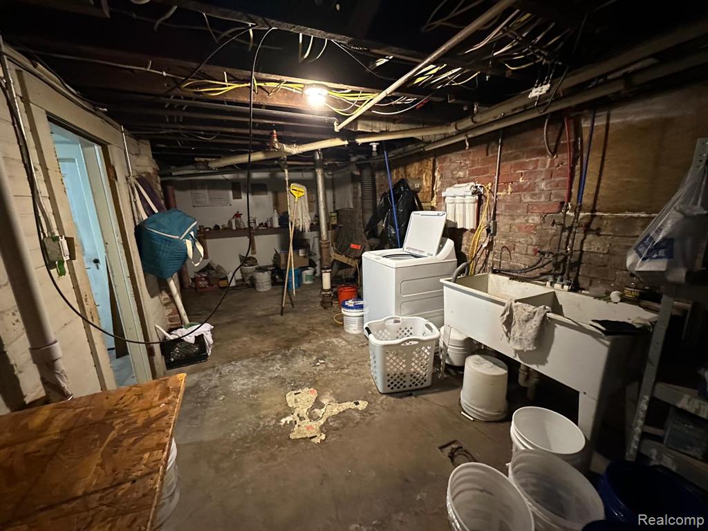 677 ATKINSON Street, Detroit, MI 48202 — Photo 24