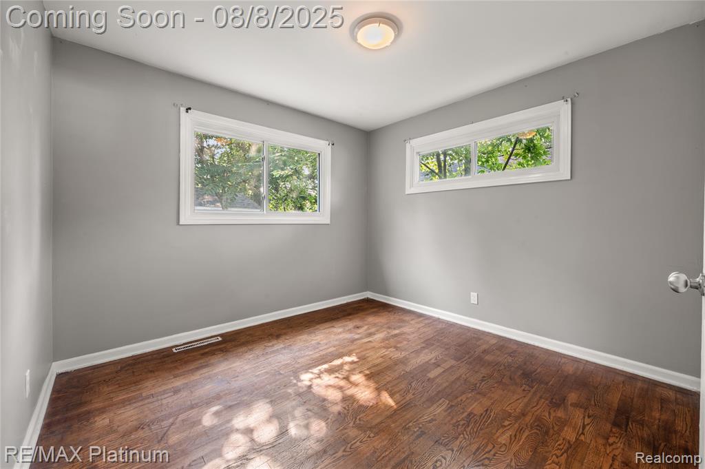 708 Elmwood Drive, Fenton, MI 48430 — Photo 9