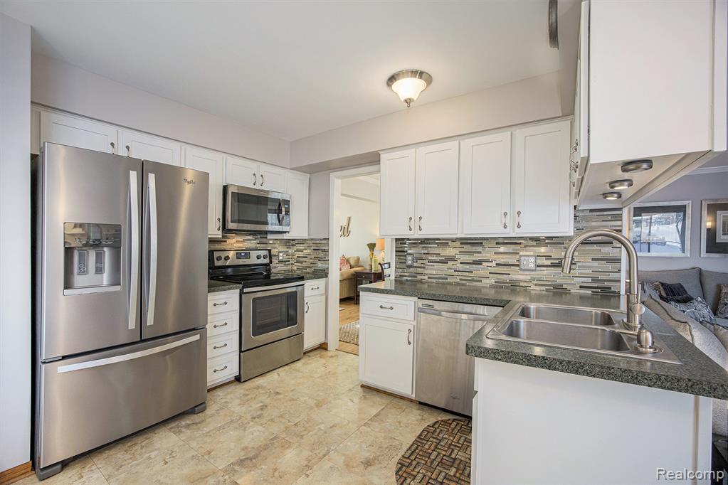 4151 Cambridge Crescent Drive, Troy, MI 48085 — Photo 11
