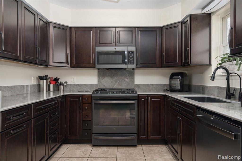 8660 SARGENT Road, Fowlerville, MI 48836 — Photo 9