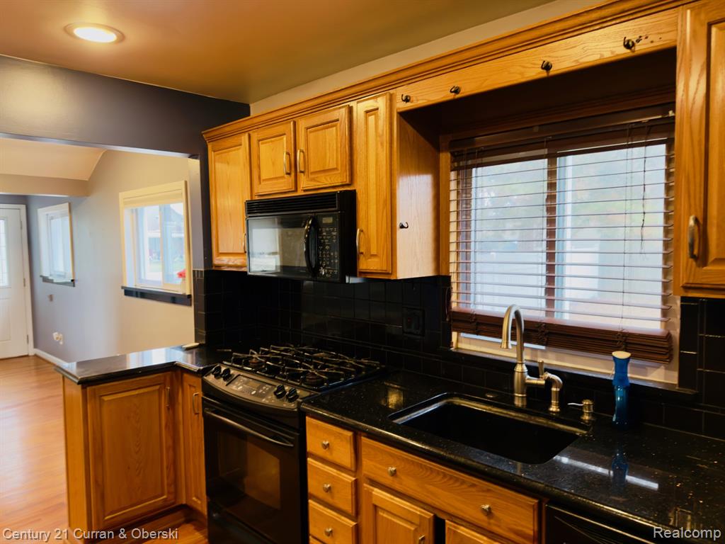 8320 Robindale Avenue, Dearborn Heights, MI 48127 — Photo 16