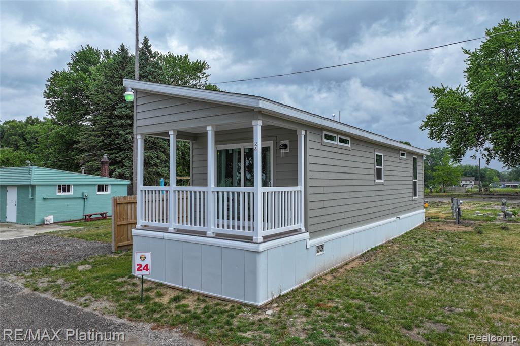 24 Sunset Lane, Fenton, MI 48430