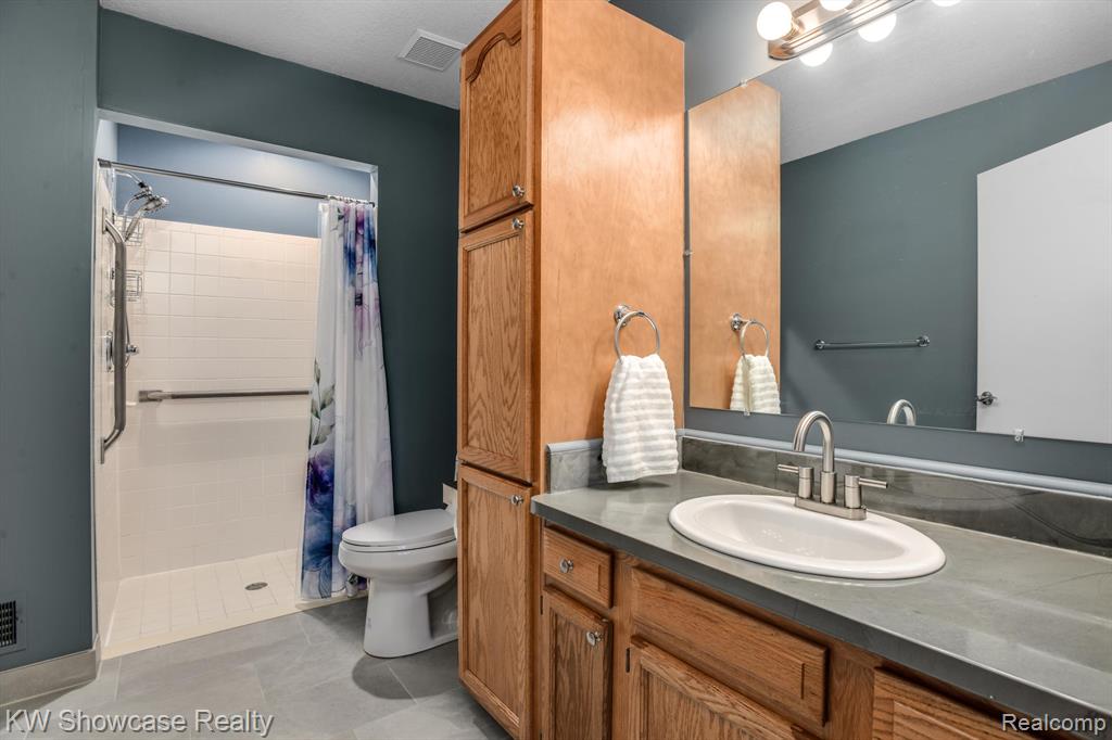 6481 PEMBROOK Drive, Westland, MI — Photo 17