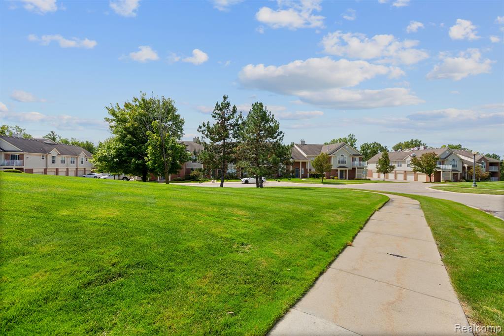 1924 FLAGSTONE Circle, Rochester, MI 48307 — Photo 29