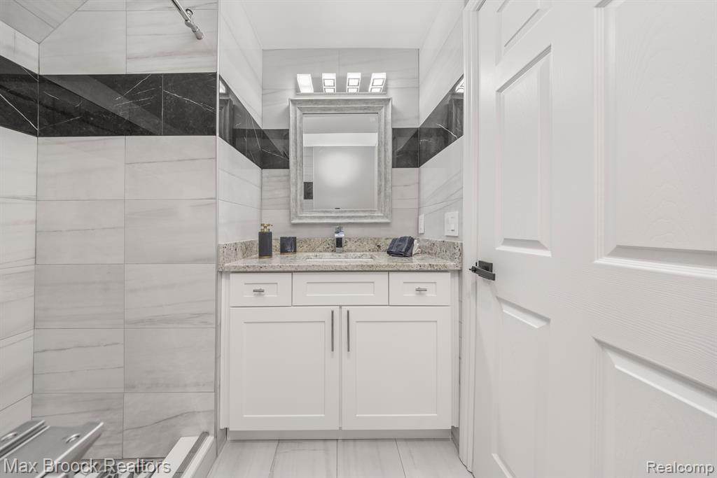 4659 LINWOOD Street, West Bloomfield, MI 48324 — Photo 61