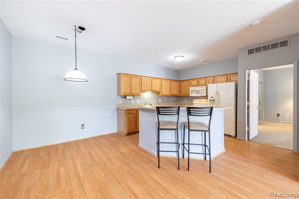 23030 Williamsburg Circle, 15, Woodhaven, MI 48183 — Photo 7