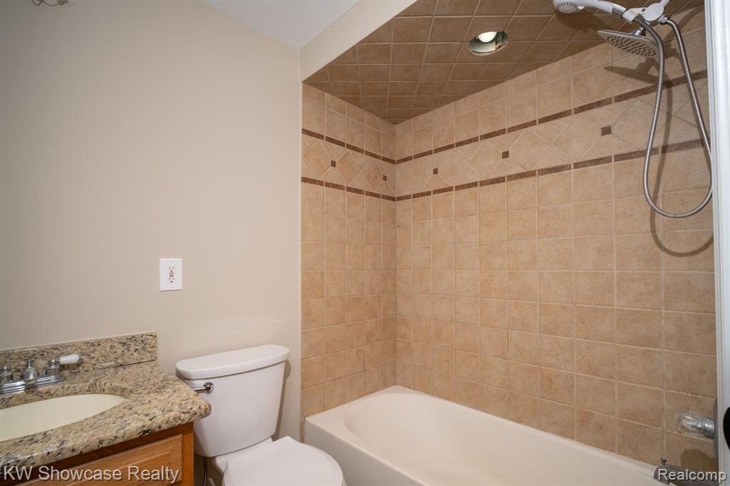 786 GLENGARY Road, Commerce Twp, MI 48390 — Photo 15