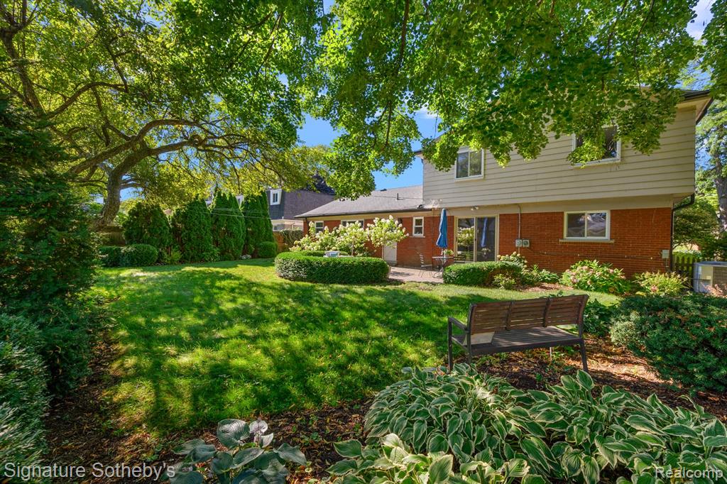 580 N Brys Drive, Grosse Pointe Woods, MI 48236 — Photo 26
