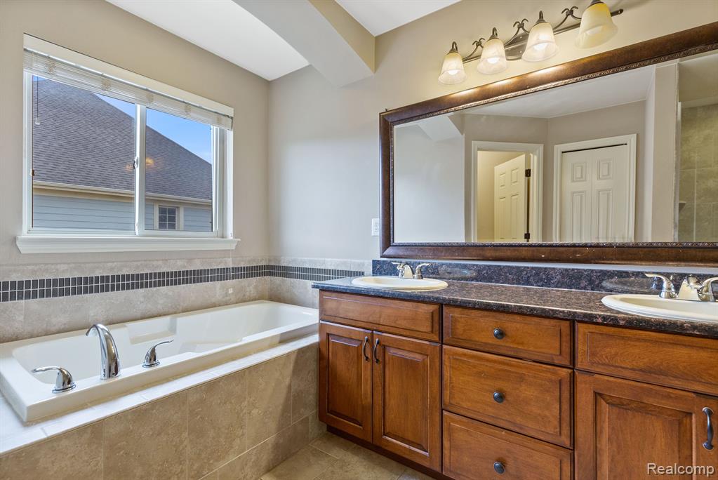 49751 GOLDEN PARK Drive, Shelby Twp, MI 48315 — Photo 27