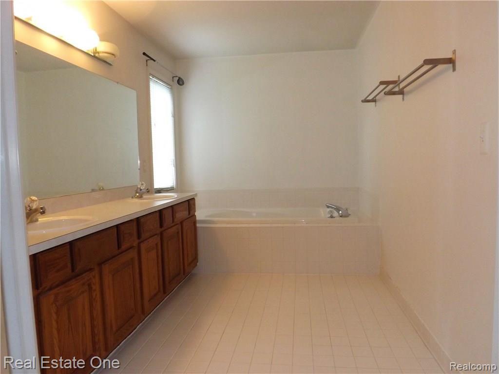 4066 COVENTRY Drive, Rochester Hills, MI 48326 — Photo 23