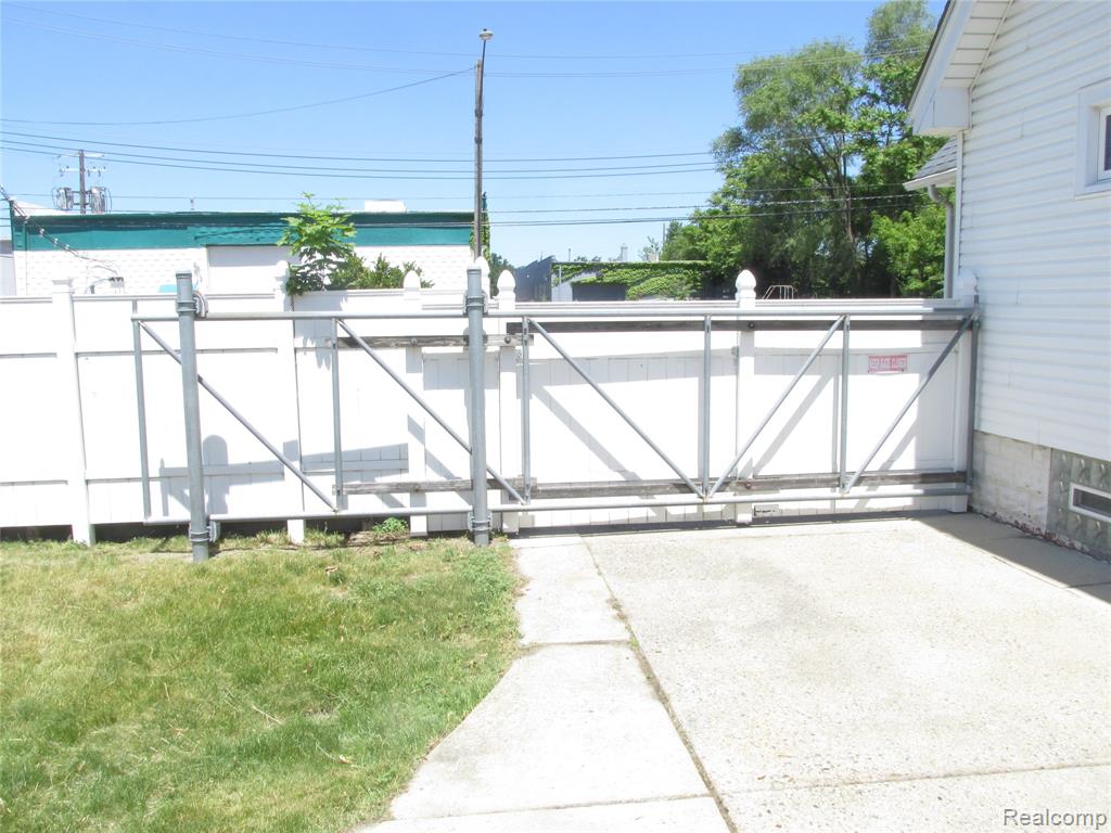 984 E Mahan Avenue, Hazel Park, MI 48030 — Photo 22