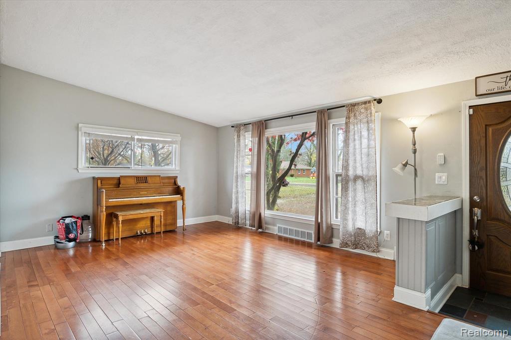 8537 Moms Drive, Belleville, MI 48111 — Photo 7