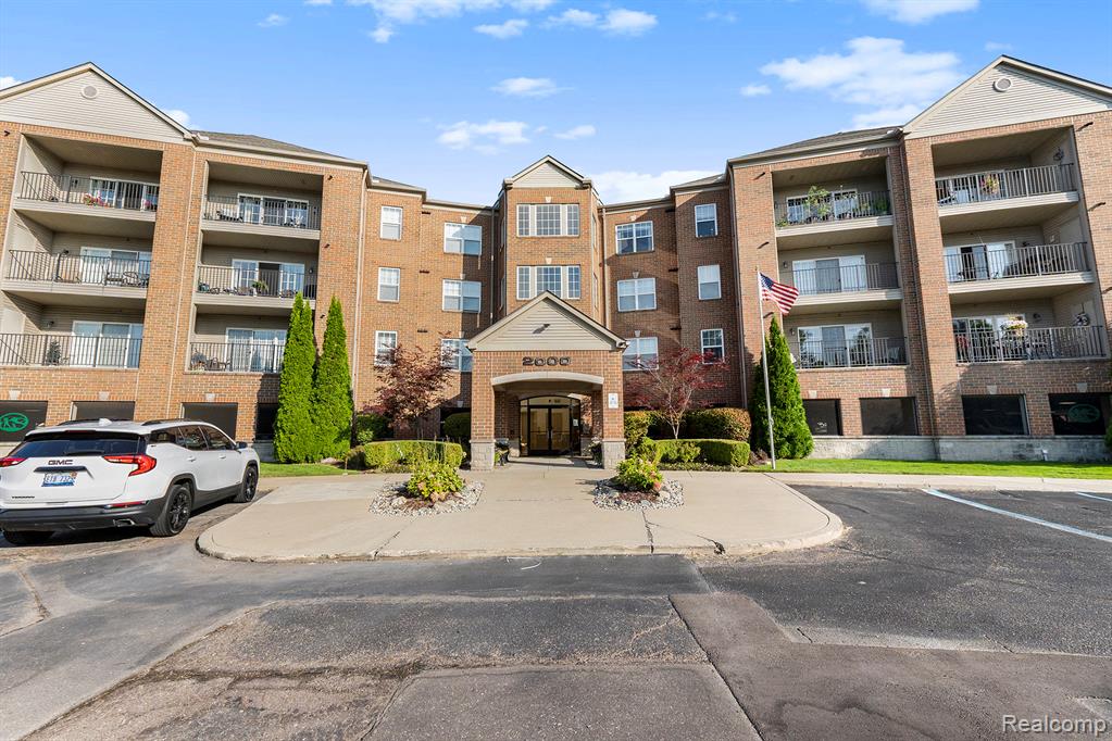 2104 Country Club Drive, Saint Clair Shores, MI 48082