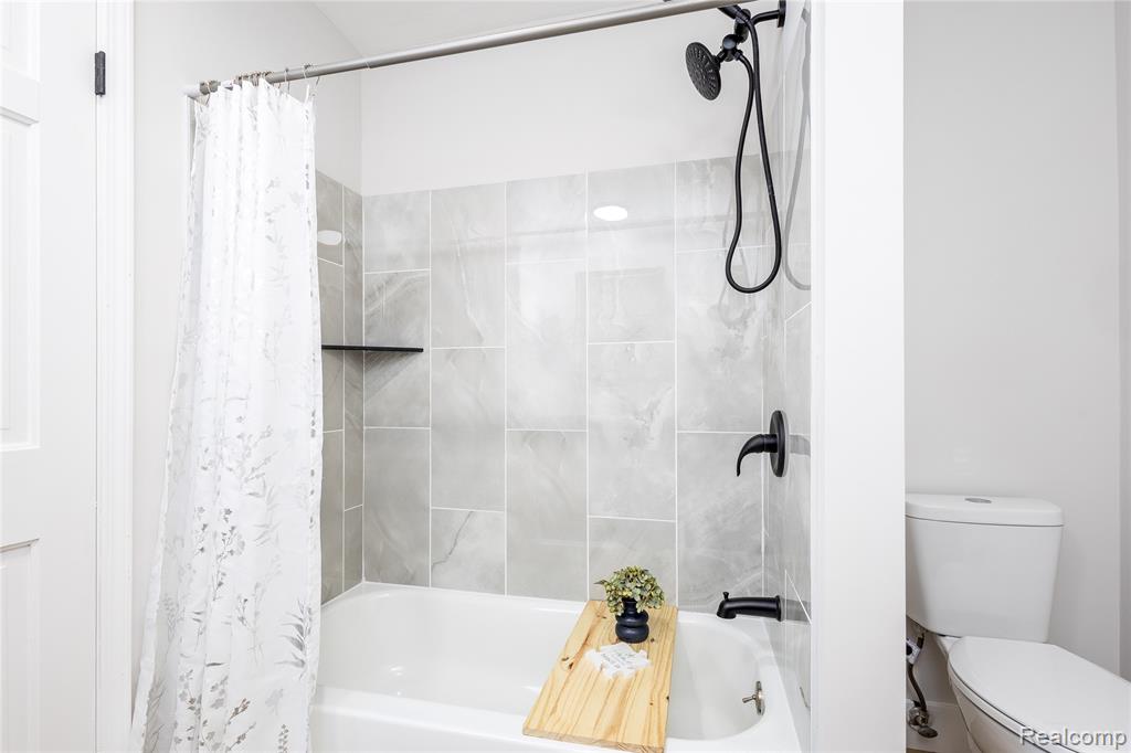 59663 PETTENGILL Drive, New Hudson, MI 48165 — Photo 19