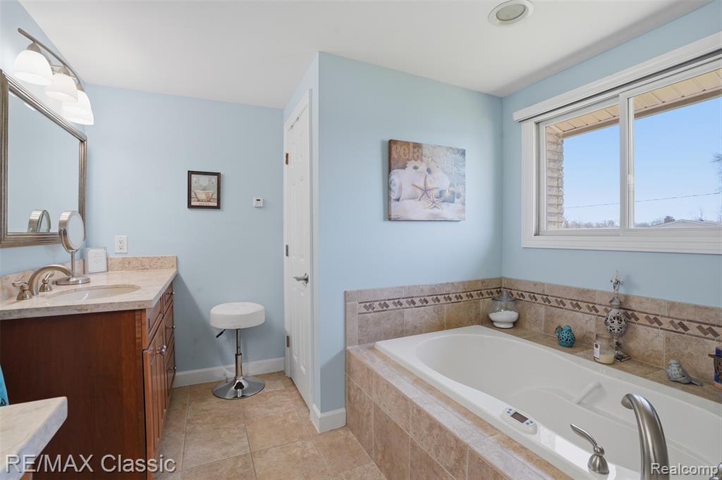 547 Deer Run, White Lake, MI — Photo 32