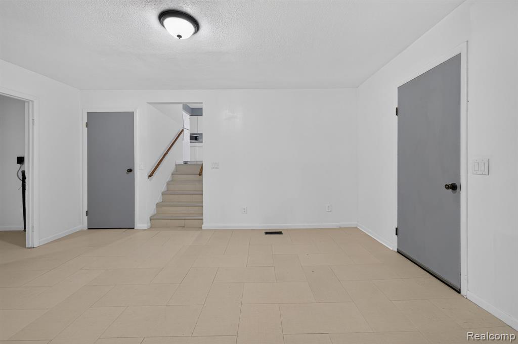 9288 Hilda Lane, Flushing, MI 48433 — Photo 14