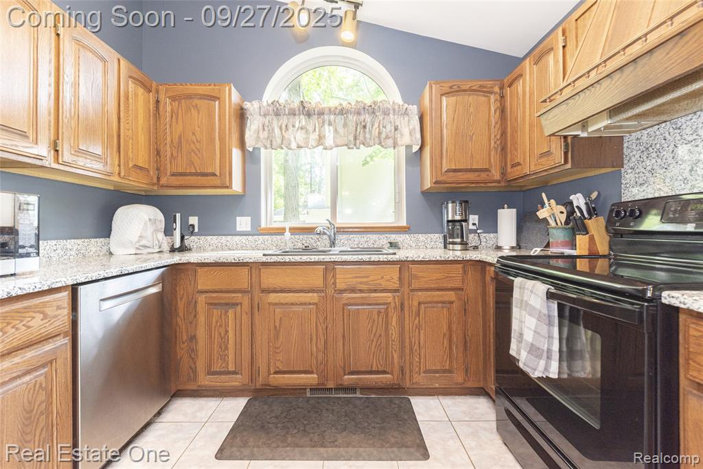 704 Grand Court, South Lyon, MI 48178 — Photo 7