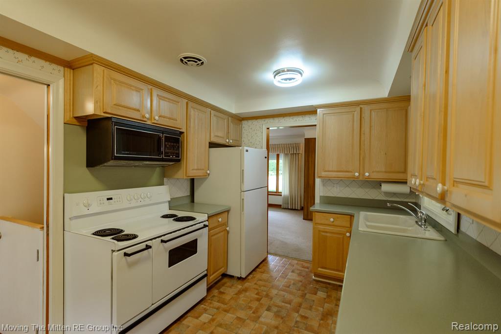 9668 Farmington Road, Livonia, MI 48150 — Photo 5