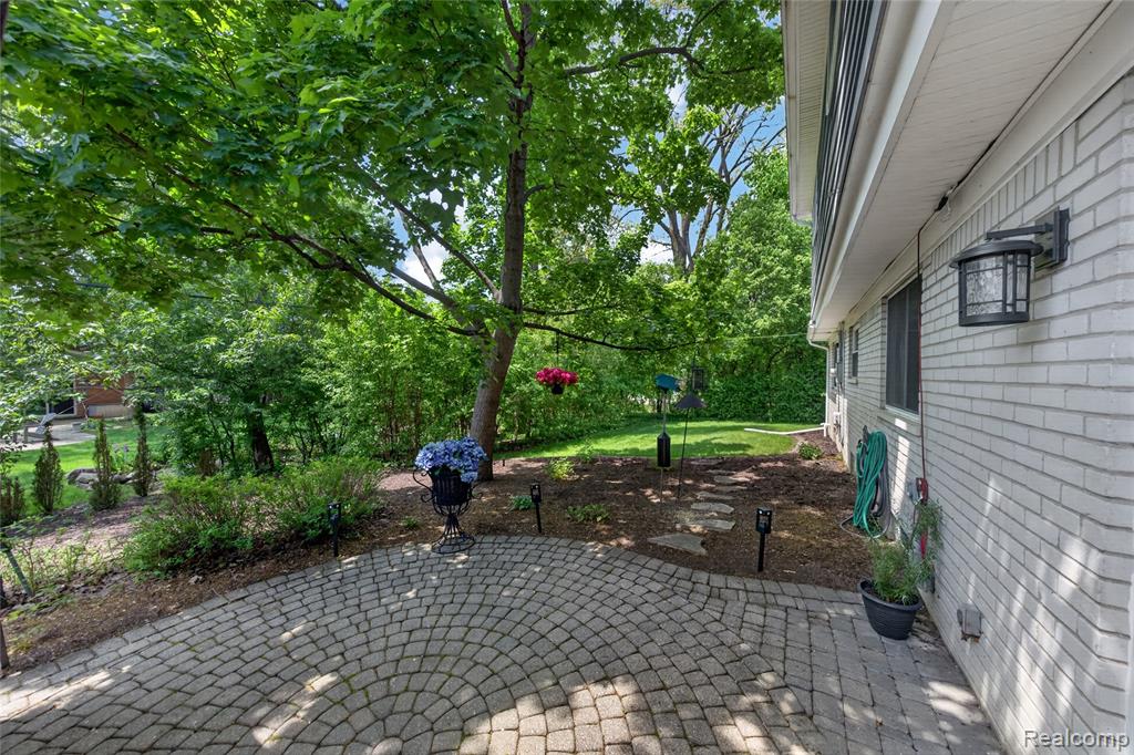 3717 Tyrconnel Court, West Bloomfield, MI 48323 — Photo 34