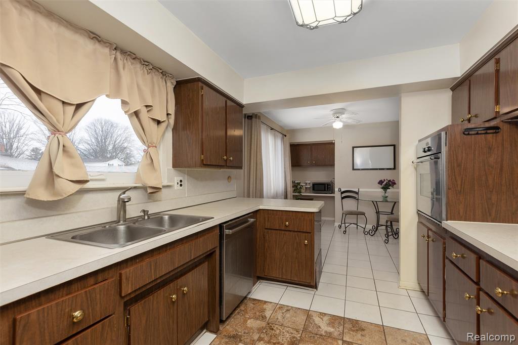 25376 Lyncastle Street, Farmington, MI, 48336