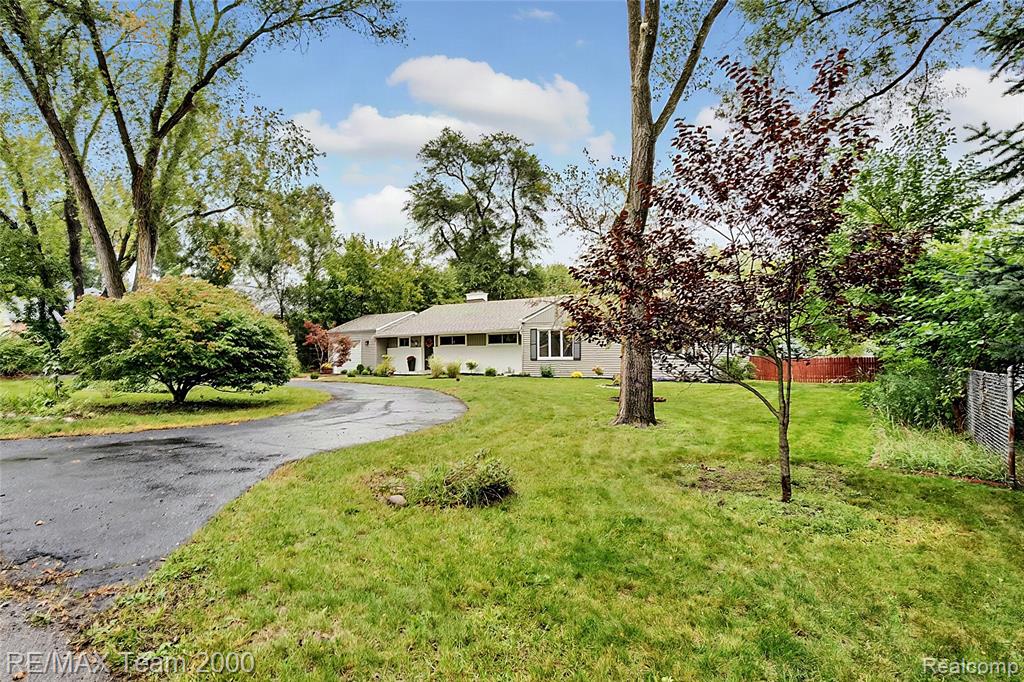 1611 Weymouth Street, West Bloomfield, MI 48324