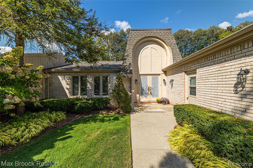 5163 Woodlands Drive, Bloomfield Hills, MI 48302 — front exterior