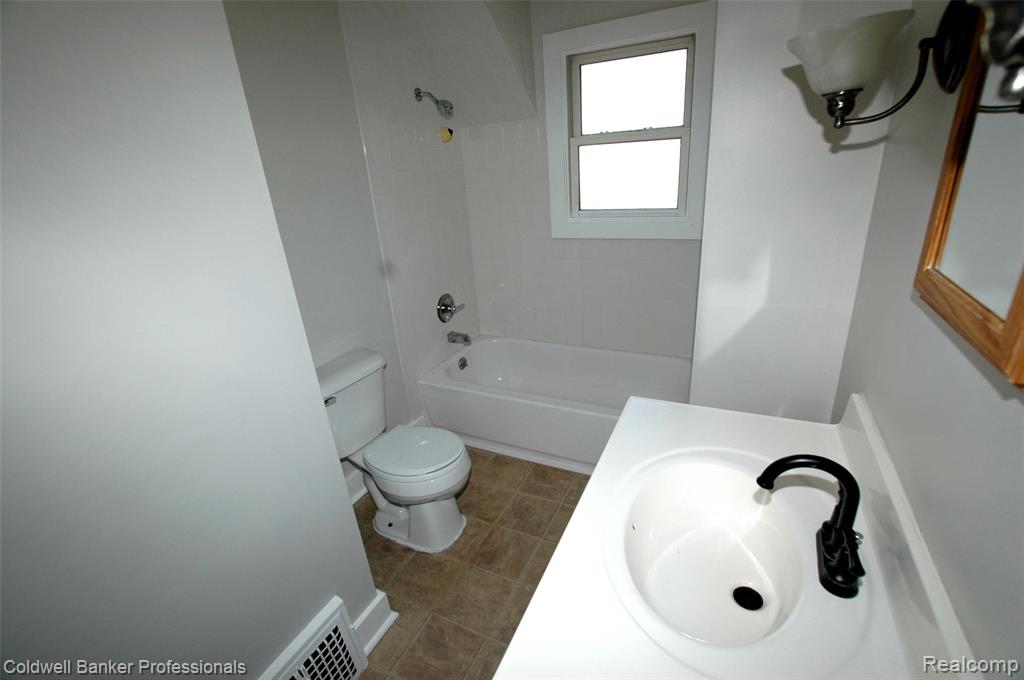 706 N Main Street, Lapeer, MI 48446 — Photo 16