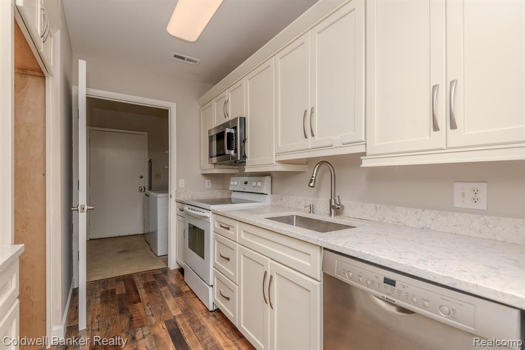 759 PENINSULA, Ann Arbor, MI 48105 — Photo 11