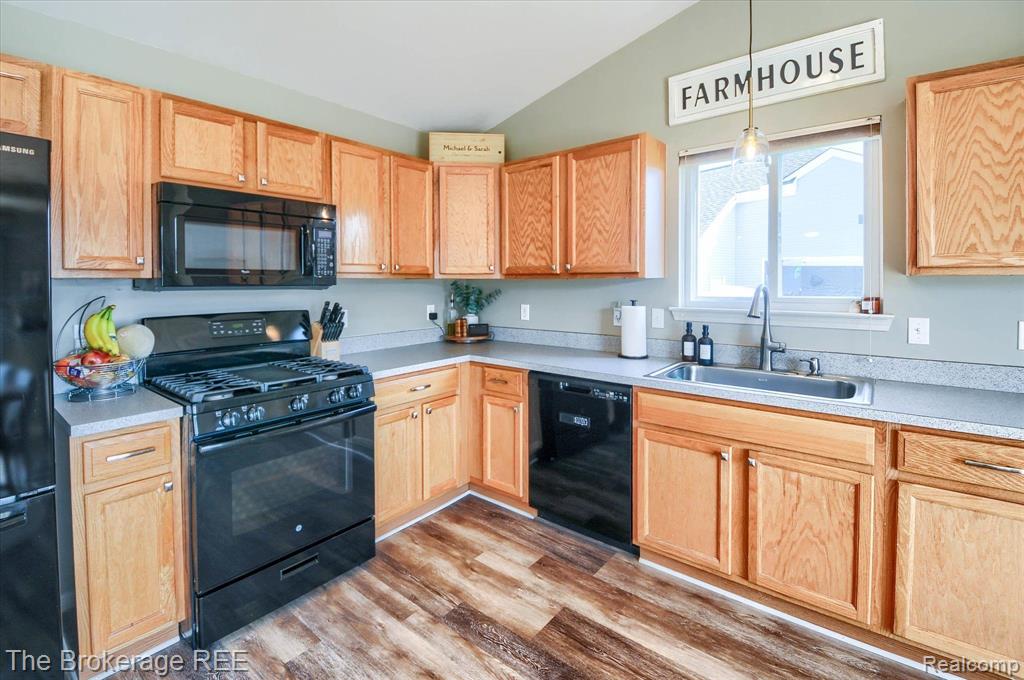 8089 PENINSULA Circle, Grand Blanc, MI 48439 — Photo 17