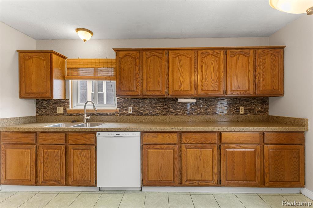 4928 RAYMOND Avenue, Dearborn Heights, MI 48125 — Photo 11