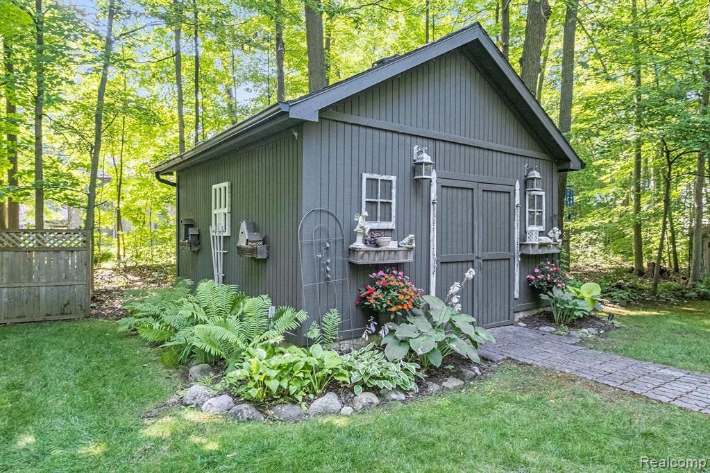 9246 YOUNG Drive, Swartz Creek, MI 48473 — Photo 32