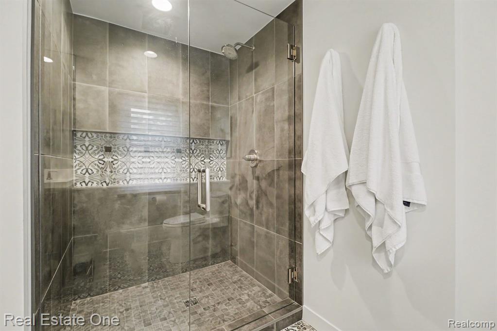 5963 Barnstable Court, West Bloomfield, MI — Photo 24