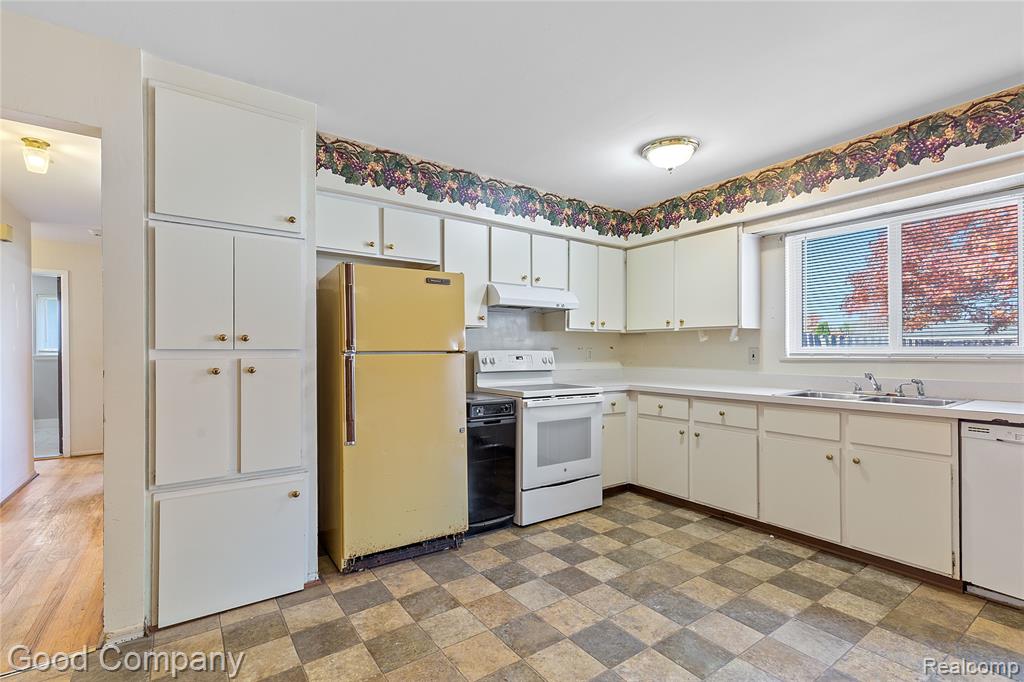 22048 Hampton Court, Woodhaven, MI 48183 — Photo 8