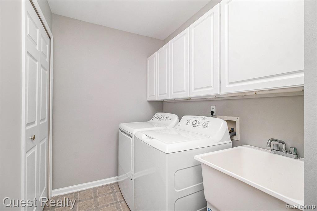 1895 FLAGSTONE Circle, Rochester, MI 48307 — Photo 18