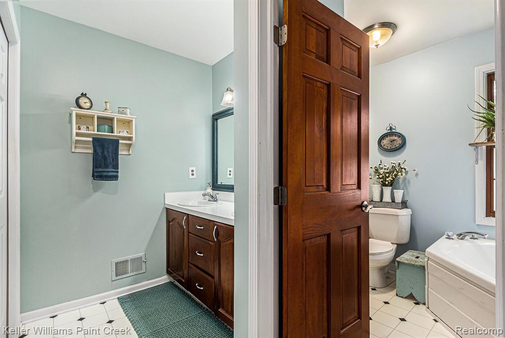 665 Rolling Acres Drive, Ortonville, MI 48462 — Photo 10