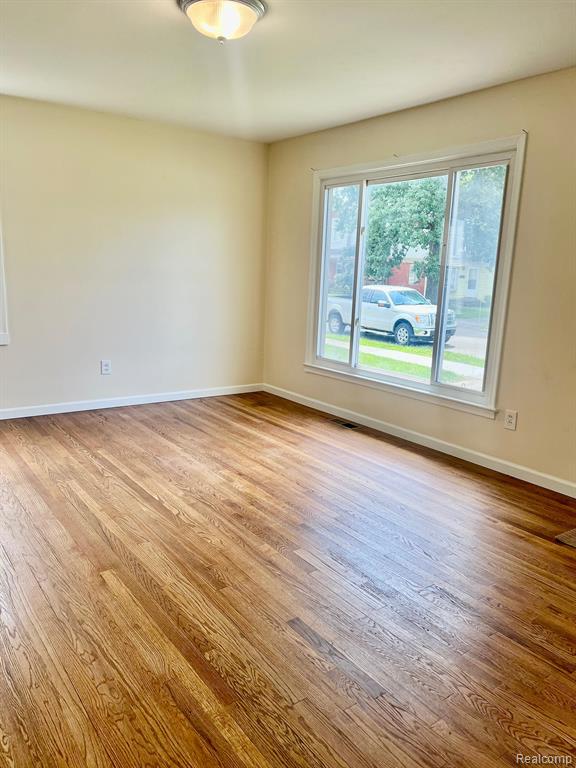 957 E MEYERS Avenue, Hazel Park, MI 48030 — Photo 4