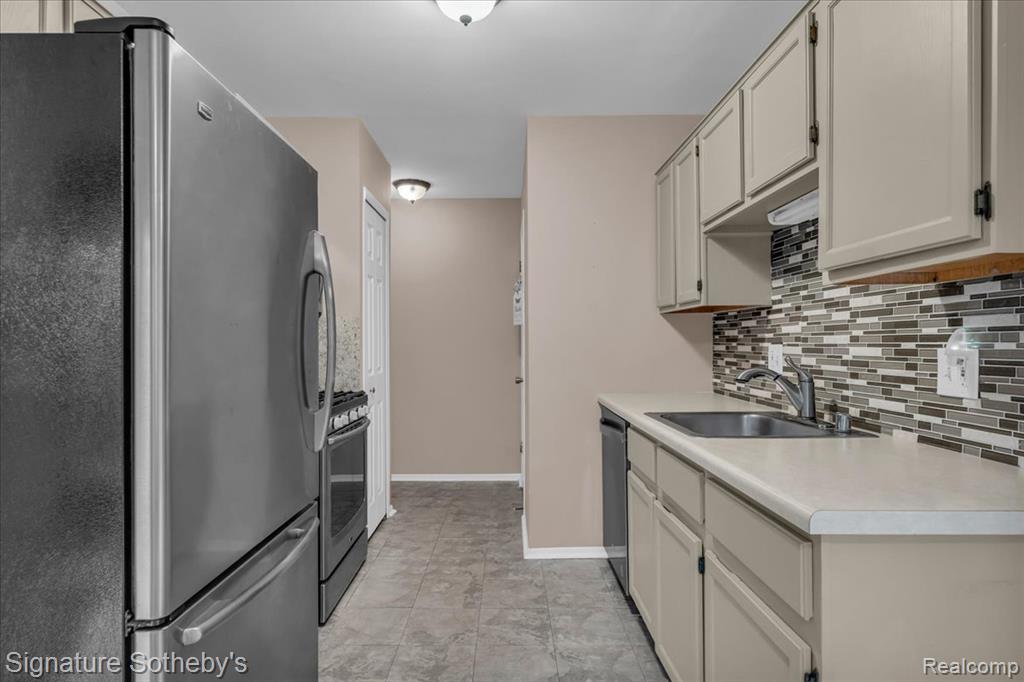 22331 Peachtree, Novi, MI — Photo 7