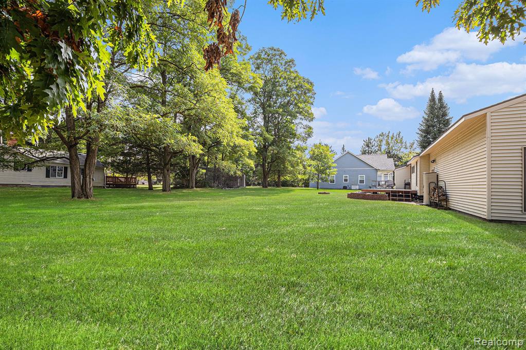 7630 Parkwood Drive, Fenton, MI 48430 — Photo 29