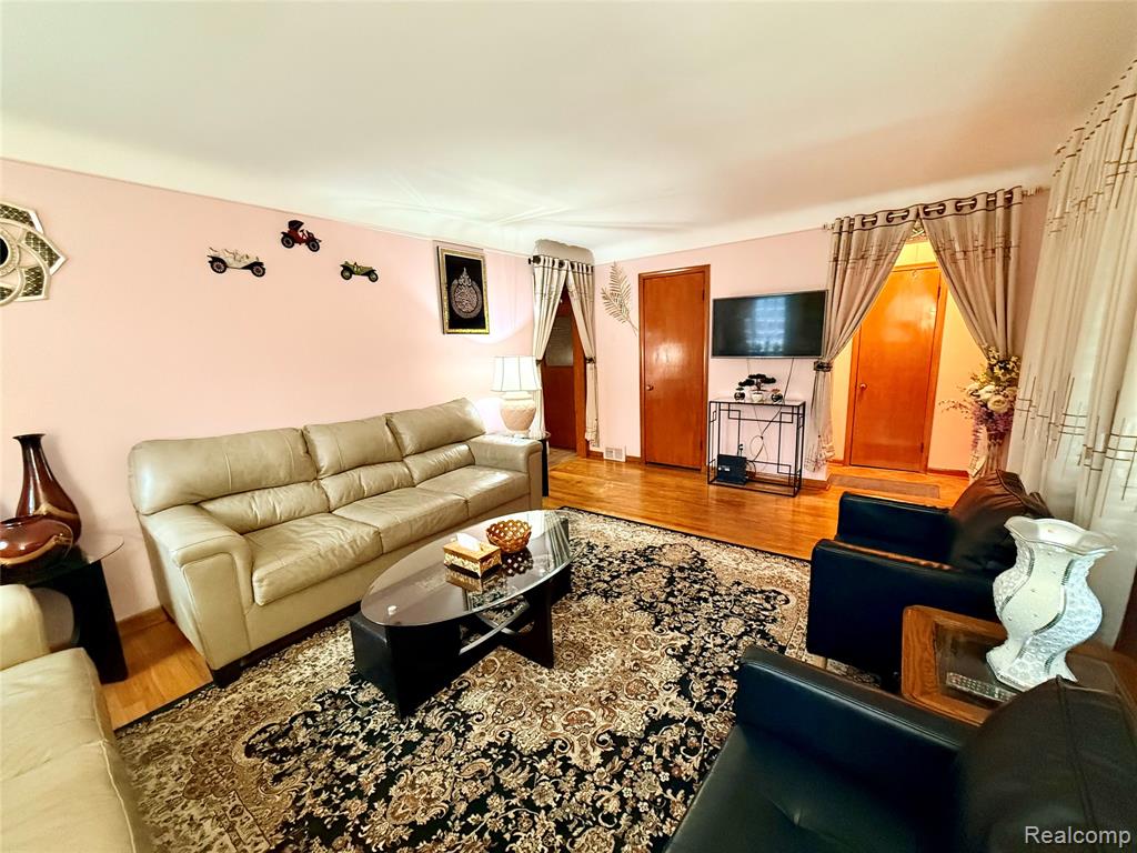 8152 Potomac, Center Line, MI 48015 — Photo 6