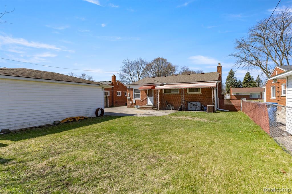 8246 LOCHDALE Street, Dearborn Heights, MI 48127 — Photo 33