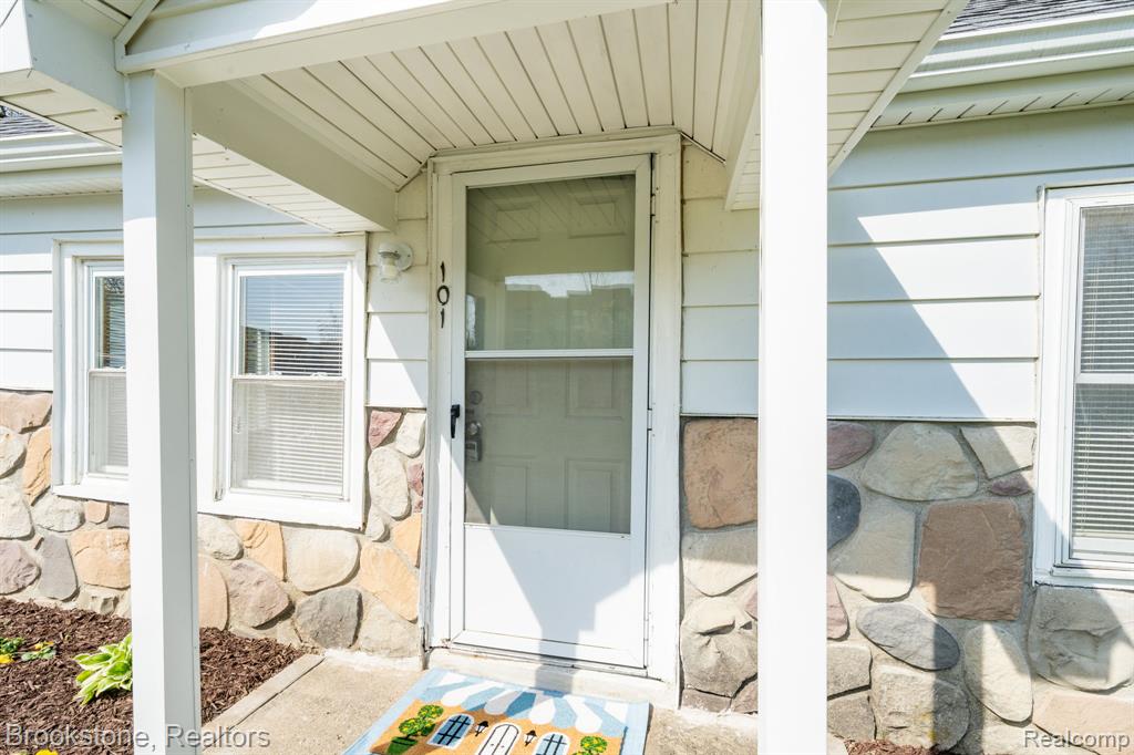 101 Tebeau Court, Auburn Hills, MI 48326 — Photo 2
