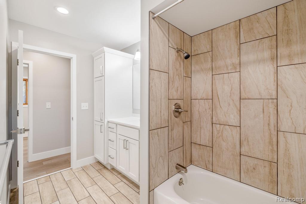 8695 Pacton Drive, Shelby Twp, MI 48317 — Photo 20