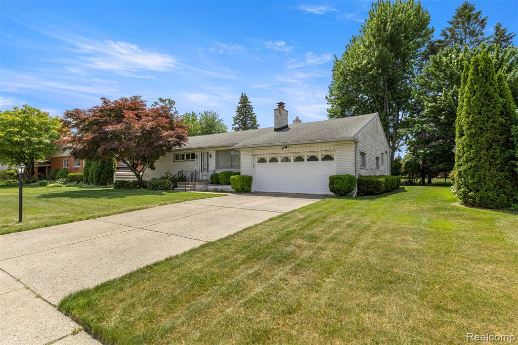 25429 Graceland Circle, Dearborn Heights, MI 48125 — Photo 2
