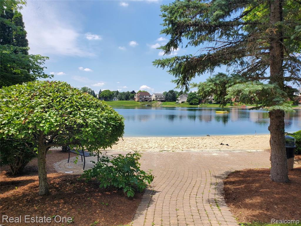 6595 Edith Court, Troy, MI 48085 — Photo 8