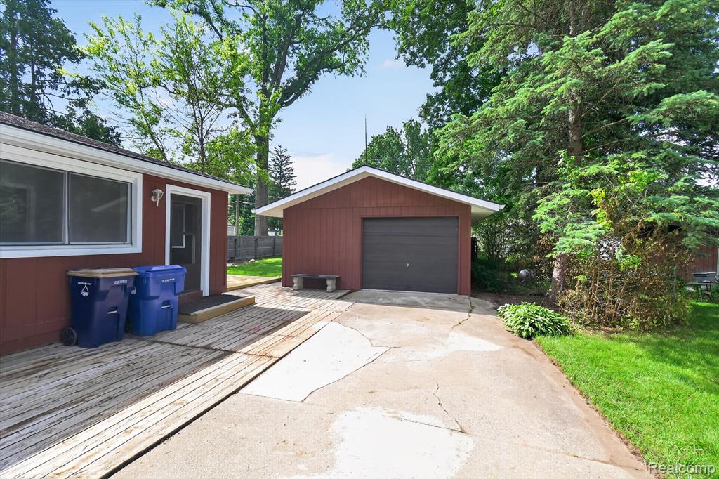 4841 Fenmore Avenue, Waterford, MI 48328 — Photo 33