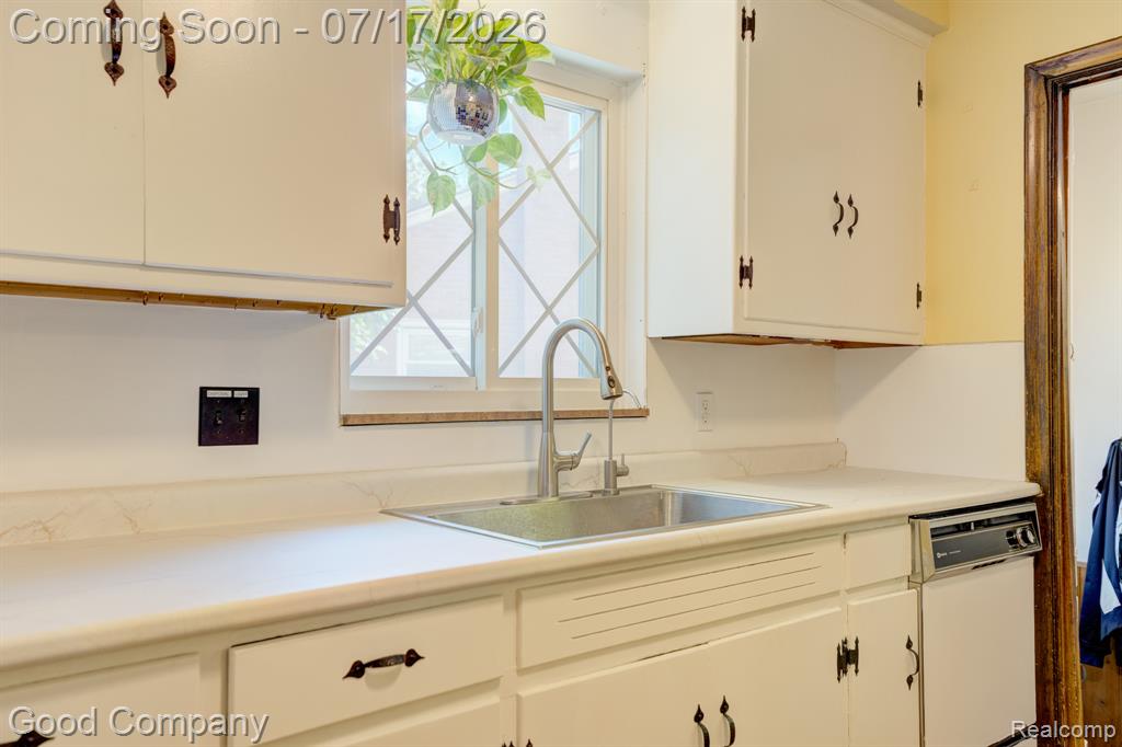 24310 Manistee Street, Oak Park, MI 48237 — Photo 17