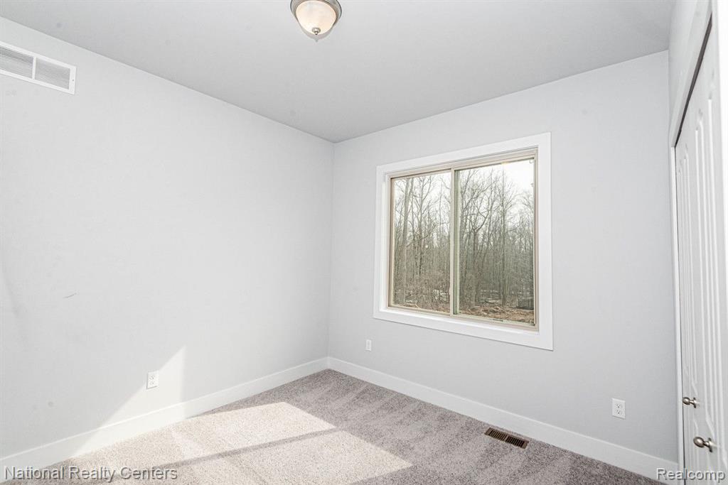 8384 Meadow Creek Drive, Goodrich Vlg, MI — Photo 15