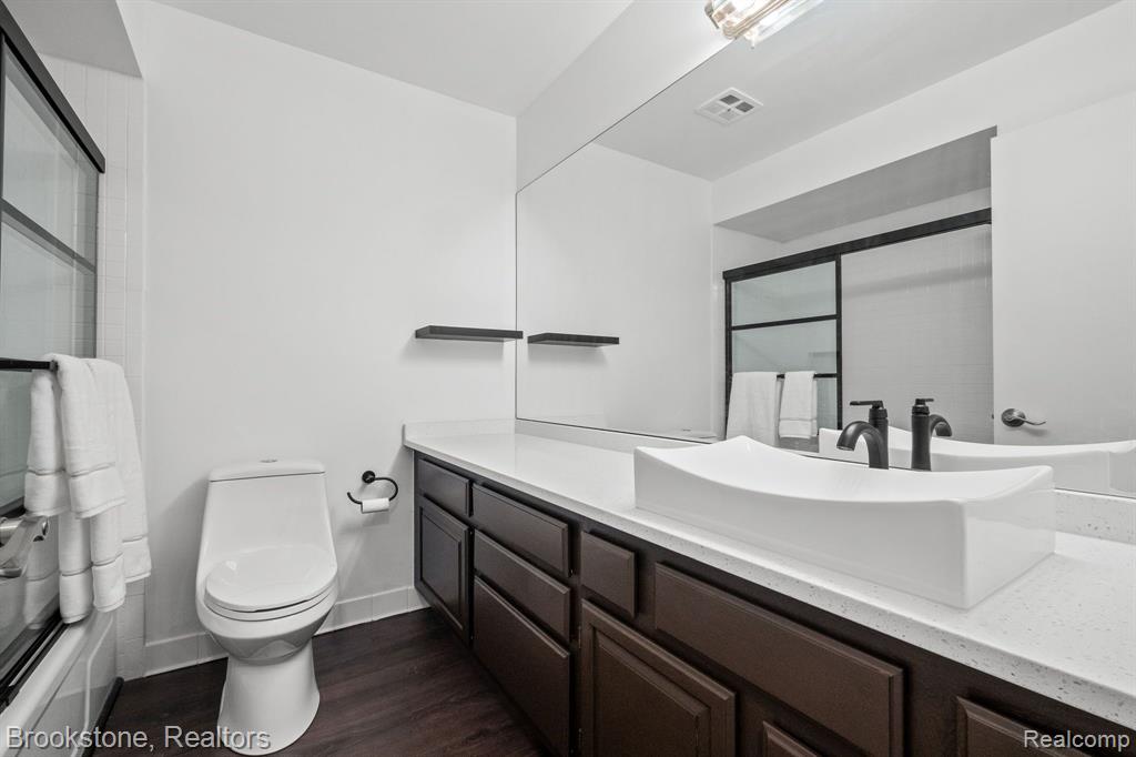 658 E FOX HILLS Drive, Bloomfield Hills, MI 48304 — Photo 16